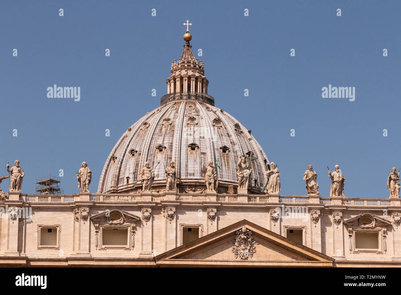 Bilder oben auf dem Dach des Petersdoms Basilca, die die Gründungsväter der frühen Christenheit. Die größte Kuppel der Welt ist von Michelangelo. Stockfoto