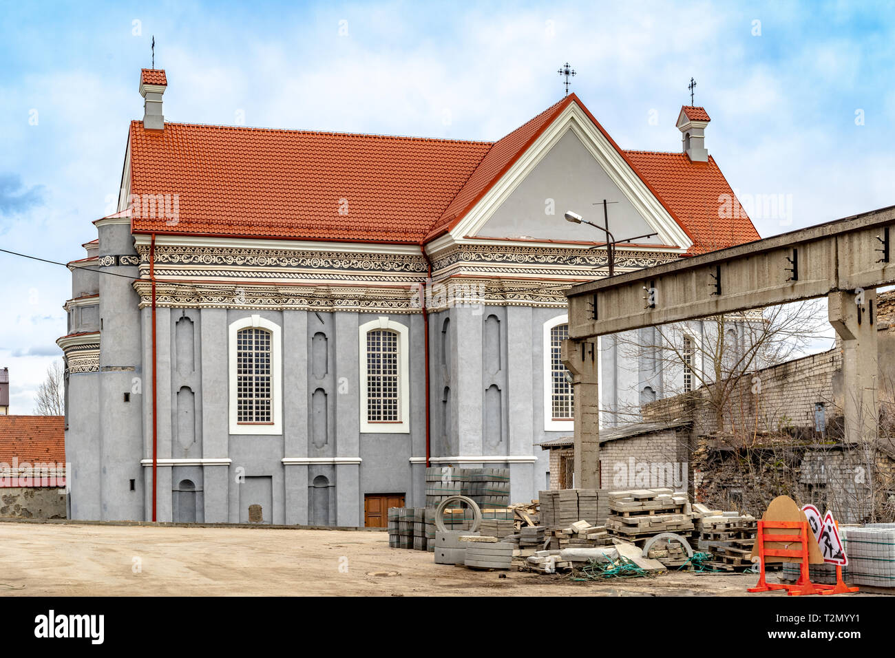 Kirche St. Stephanus in Vilnius, Litauen. Blick auf die Südfassade im frühen Frühling. Es liegt in einem Industriegebiet in der Nähe des Bahnhofes gelegen Stockfoto