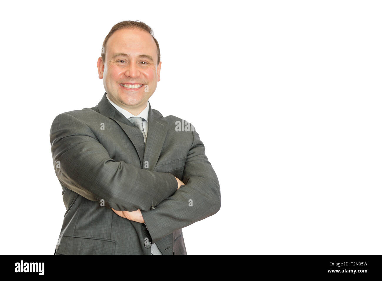 Ein Portrait eines glücklichen, erfreut business Mann mit verschränkten Armen auf einen weißen Hintergrund mit kopieren. Stockfoto