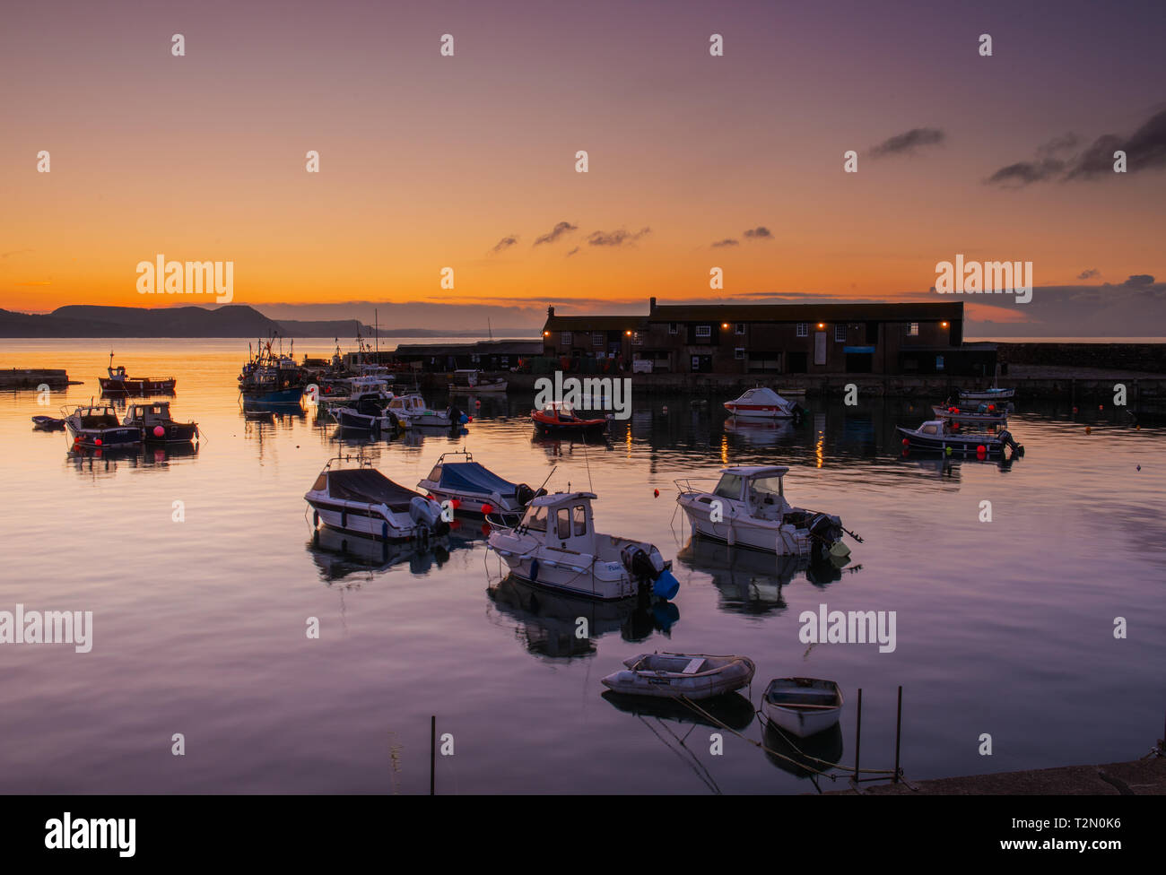 Lyme Regis, Dorset, Großbritannien. 3. April 2019. UK Wetter: Fischerboote in der historischen Cobb Hafen bei Sonnenaufgang. Credit: Celia McMahon/Alamy leben Nachrichten Stockfoto