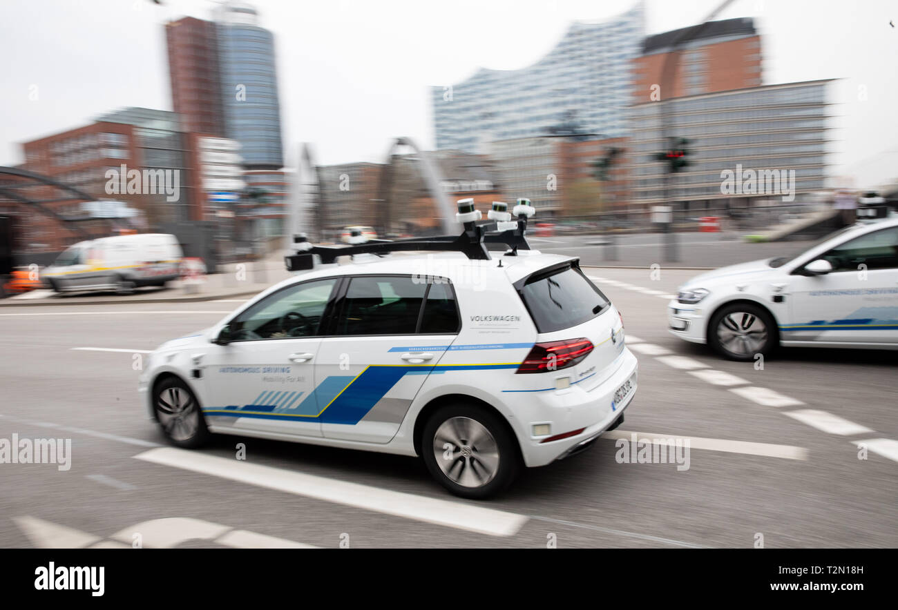 03 April 2019, Hamburg: Zwei elektrische Golf Autos von Volkswagen, ausgestattet mit Laser Scanner, Kameras, Ultraschallsensoren und Radar für vollautomatische fahren, sind auf dem Weg zu einem Fotoshooting vor einer Pressekonferenz. Der VW-Konzern hat seinen ersten Test Track für autonomes Fahren in einer großen deutschen Stadt in Hamburg am Mittwoch. Von nun an werden fünf elektrischen Golfspieler auf ihre Weise autonom in der Hansestadt. Foto: Christian Charisius/dpa Stockfoto