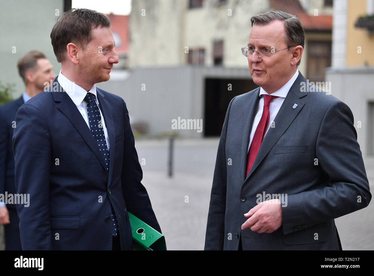 Neudietendorf Deutschland 03 Apr 2019 Michael Kretschmer L Cdu Ministerprasident Von Sachsen Und Bodo Ramelow Die Linke Ministerprasident Von Thuringen Stand Vor Dem Zinzendorfhaus Dieses Ist Wo Die Ministerprasidenten Der Bundeslander Zu