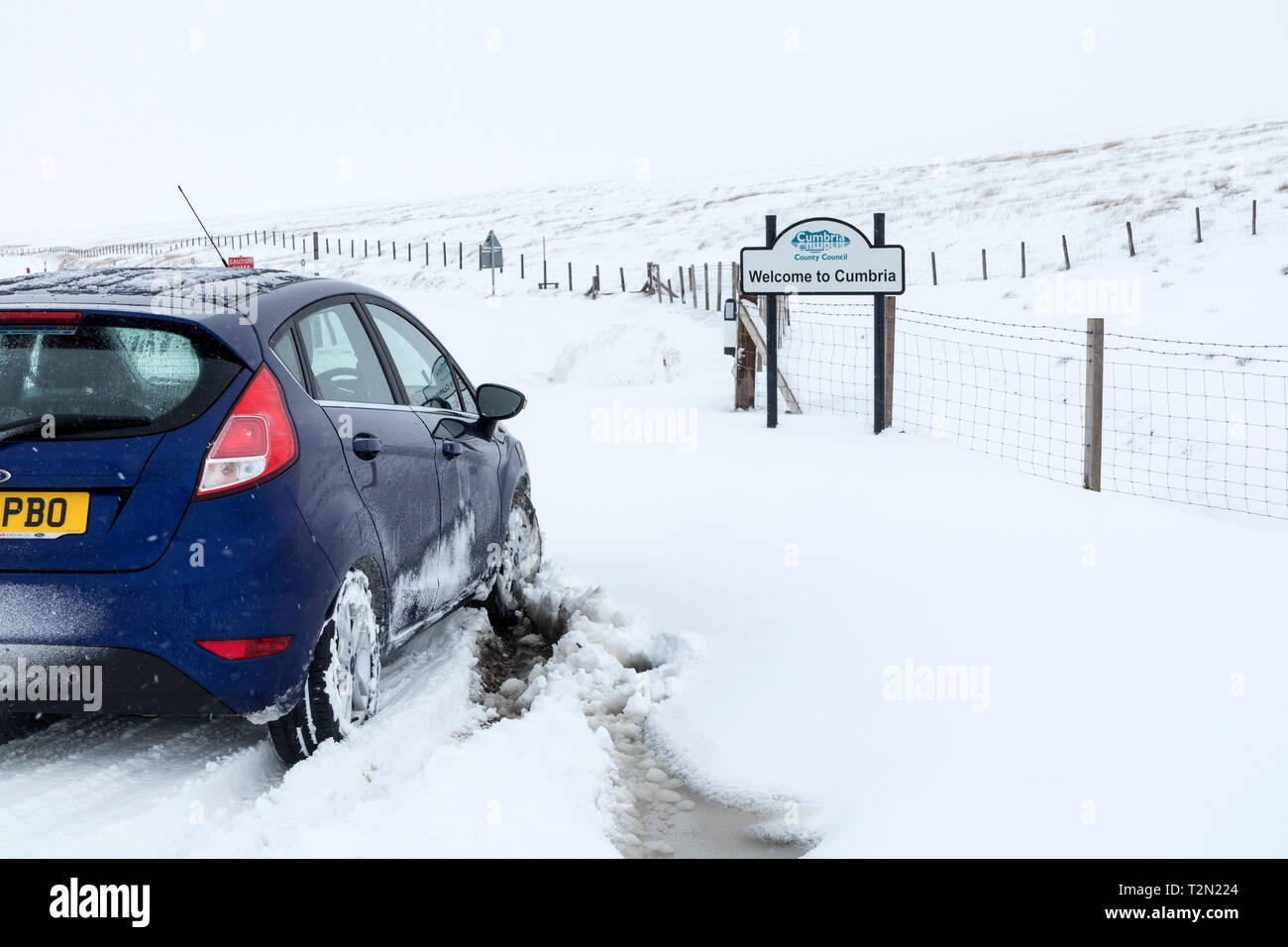 B 6277, Teesdale, County Durham und Cumbria, Großbritannien. Mittwoch, den 3. April. UK Wetter. Schwere Schnee beeinträchtigen die B 6277 Straße zwischen Middleton-in-Teesdale in der Grafschaft Durham und Alston in Cumbria. Quelle: David Forster/Alamy leben Nachrichten Stockfoto