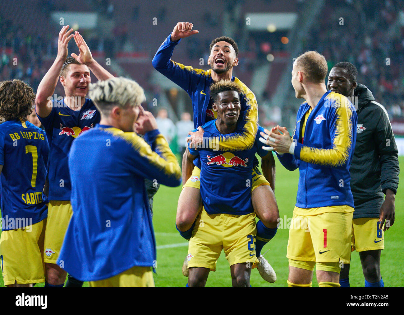 Augsburg, Deutschland. 02 Apr, 2019. Team RB Leipzig Jubel, Freude, Emotionen, feiern, lachen, Jubeln, Jubeln, reißt die Arme, ballte die Faust, Feiern, Feier, FC Augsburg - RB LEIPZIG 1-2 n.V. DFB-Pokal, DFB-Pokal, Augsburg, April 02, 2019 Saison 2018/2019, Red Bull, Fußball, Credit: Peter Schatz/Alamy leben Nachrichten Stockfoto