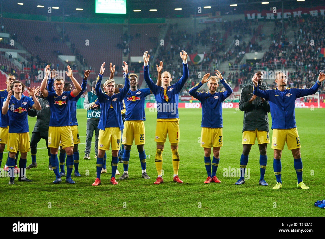 Augsburg, Deutschland. 02 Apr, 2019. Team RB Leipzig Jubel, Freude, Emotionen, feiern, lachen, Jubeln, Jubeln, reißt die Arme, ballte die Faust, Feiern, Feier, FC Augsburg - RB LEIPZIG 1-2 n.V. DFB-Pokal, DFB-Pokal, Augsburg, April 02, 2019 Saison 2018/2019, Red Bull, Fußball, Credit: Peter Schatz/Alamy leben Nachrichten Stockfoto