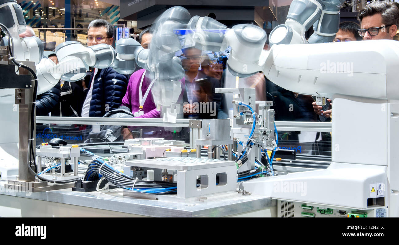 Hannover, Deutschland. 03 Apr, 2019. Mehrere Roboter bewegen sich auf dem Stand der Firma Haier Cosmoplat auf der Hannover Messe. Vom 1. bis 5. April, auf der Hannover Messe alles rund um die Vernetzung, Lernen, Maschinen und dem Internet der Dinge. Credit: Hauke-Christian Dittrich/dpa/Alamy leben Nachrichten Stockfoto