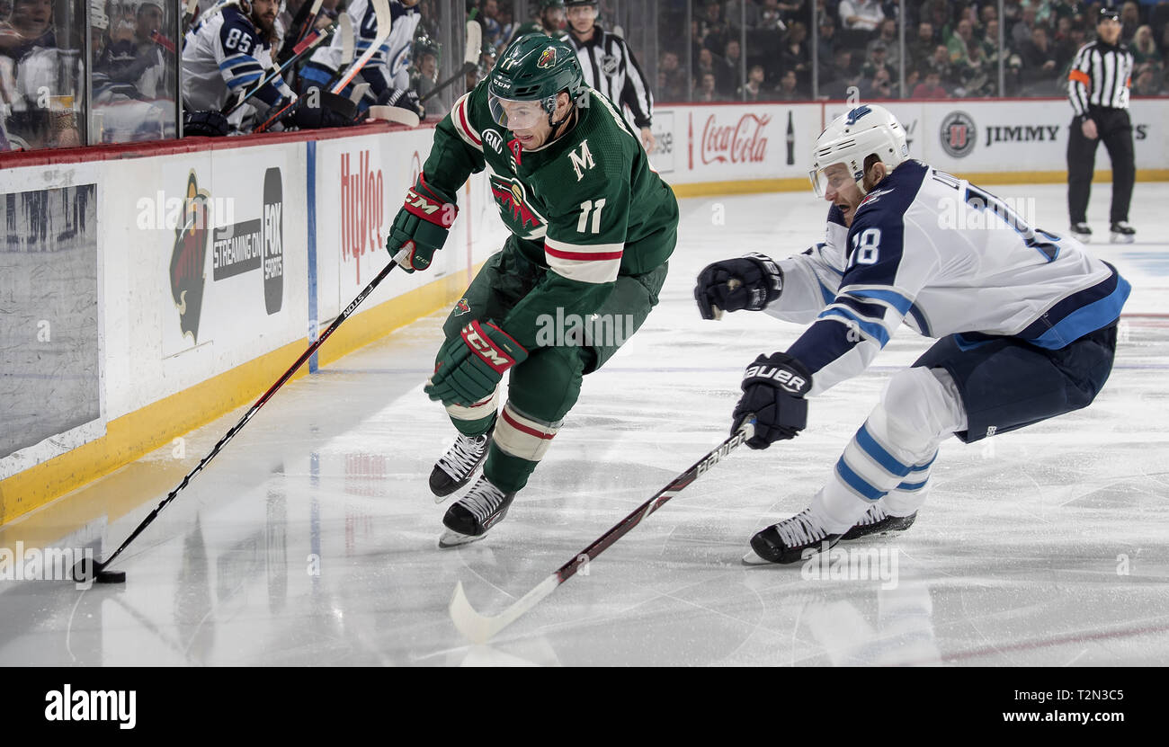 St. Paul, MN, USA. 2 Apr, 2019. Zach Parise (11) und Bryan Wenig (18) für den Kobold in der ersten Periode kämpften. .] CARLOS GONZALEZ Â ¥ Cgonzalez@startribune.com à St. Paul, MN À April 2, 2019, Xcel Energy Center, NHL, Hockey, Minnesota Wild vs Winnipeg Jets Credit: Carlos Gonzalez/Minneapolis Star Tribune/ZUMA Draht/Alamy leben Nachrichten Stockfoto