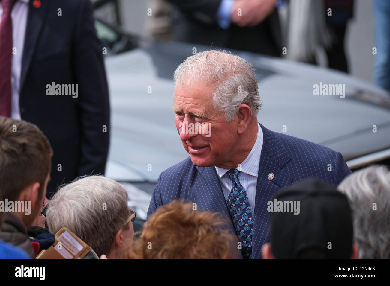 Wigan, Großbritannien. 3. April 2019. Prinz Charles bei der Ankunft im Alten Gerichte Gebäude in Wigan, wo er ein paar Minuten dauerte, um Zuschauer, die draußen gewartet hatten, zu sprechen. Das war das erste von drei Anschläge auf seinen ersten Besuch in der Lancashire Stadt. Credit: Paul Melling/Alamy leben Nachrichten Stockfoto