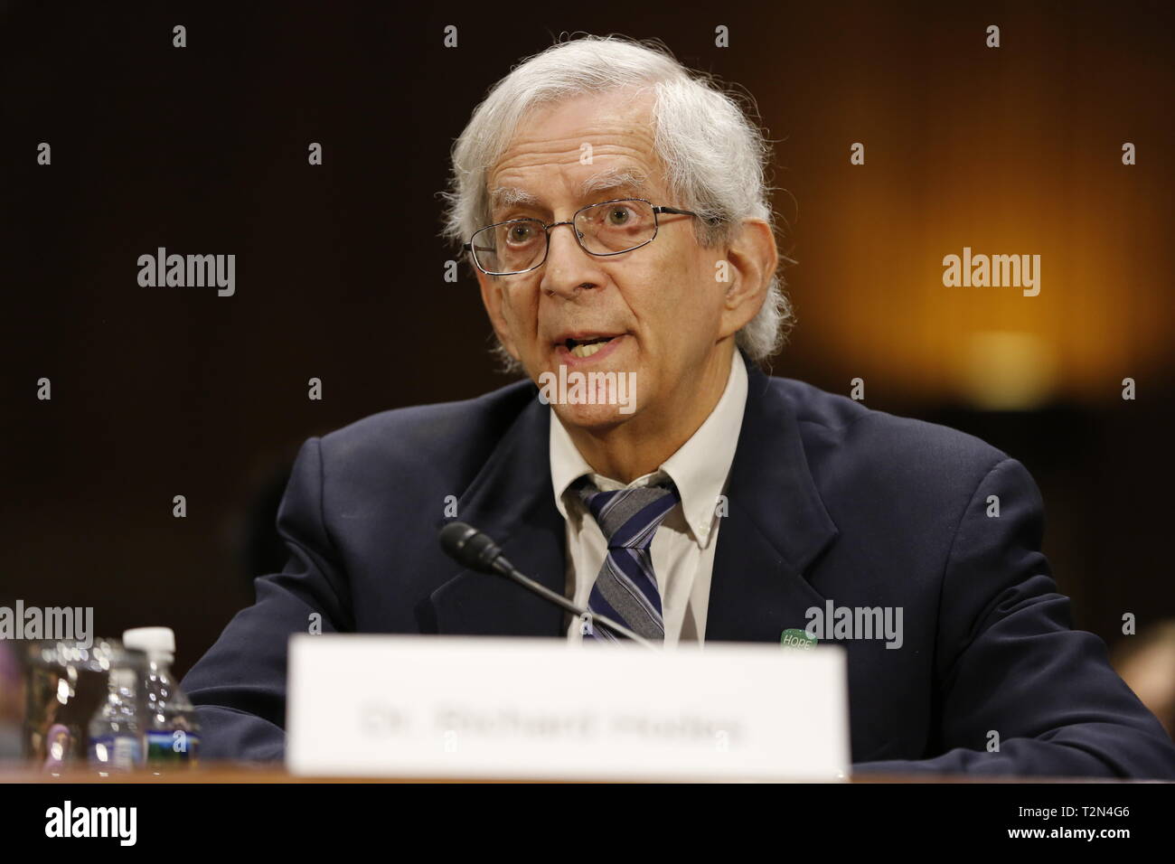 April 2, 2019 - Washington, District of Columbia, USA - Dr. Richard J. Hodes, Direktor, nationales Institut auf Altern, National Institute of Health (NIH), bezeugt auf Alzheimer Forschung vor dem Senat Besonderen Ausschuss für Alterung, auf dem Capitol Hill in Washington, DC am Dienstag, April 2, 2019 (Bild: © Martin H. Simon/CNP über ZUMA Draht) Stockfoto