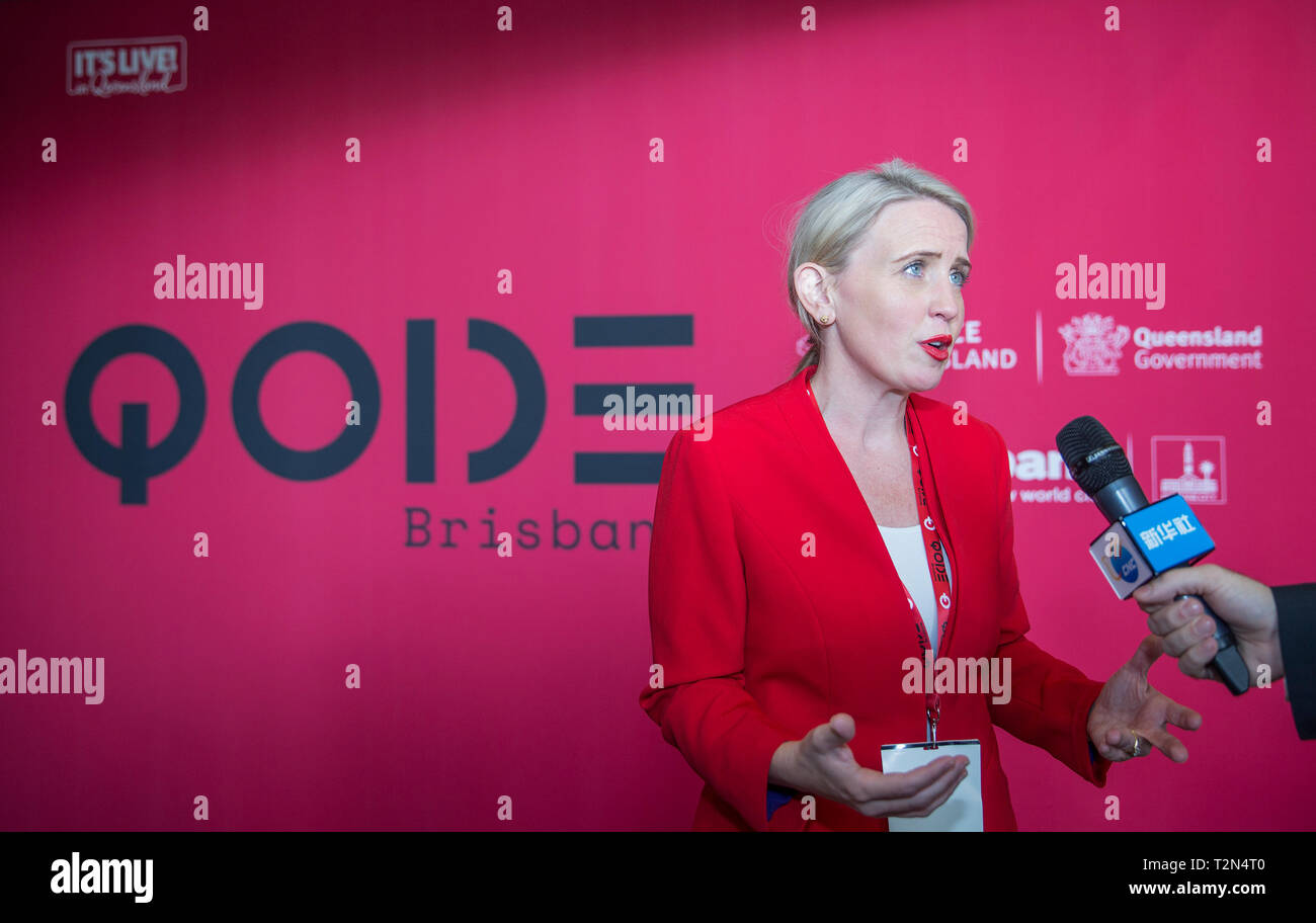 Brisbane, Australien. 2 Apr, 2019. Queensland Minister für Innovation und Tourismus Kate Jones hat ein Interview mit dem Reporter der Nachrichtenagentur Xinhua während Qode, eine zweitägige Technikkonferenz in Brisbane im Staat Queensland, Australien, 2. April 2019. Der australischen Stadt Brisbane war Gastgeber für einige der größten Namen der Region in der neuen Technologie am Dienstag, durch Einleitung einer zweitägigen Veranstaltung Innovation und digitale Entwicklung im Staat Queensland zu funken. Credit: Bai Xuefei/Xinhua/Alamy leben Nachrichten Stockfoto