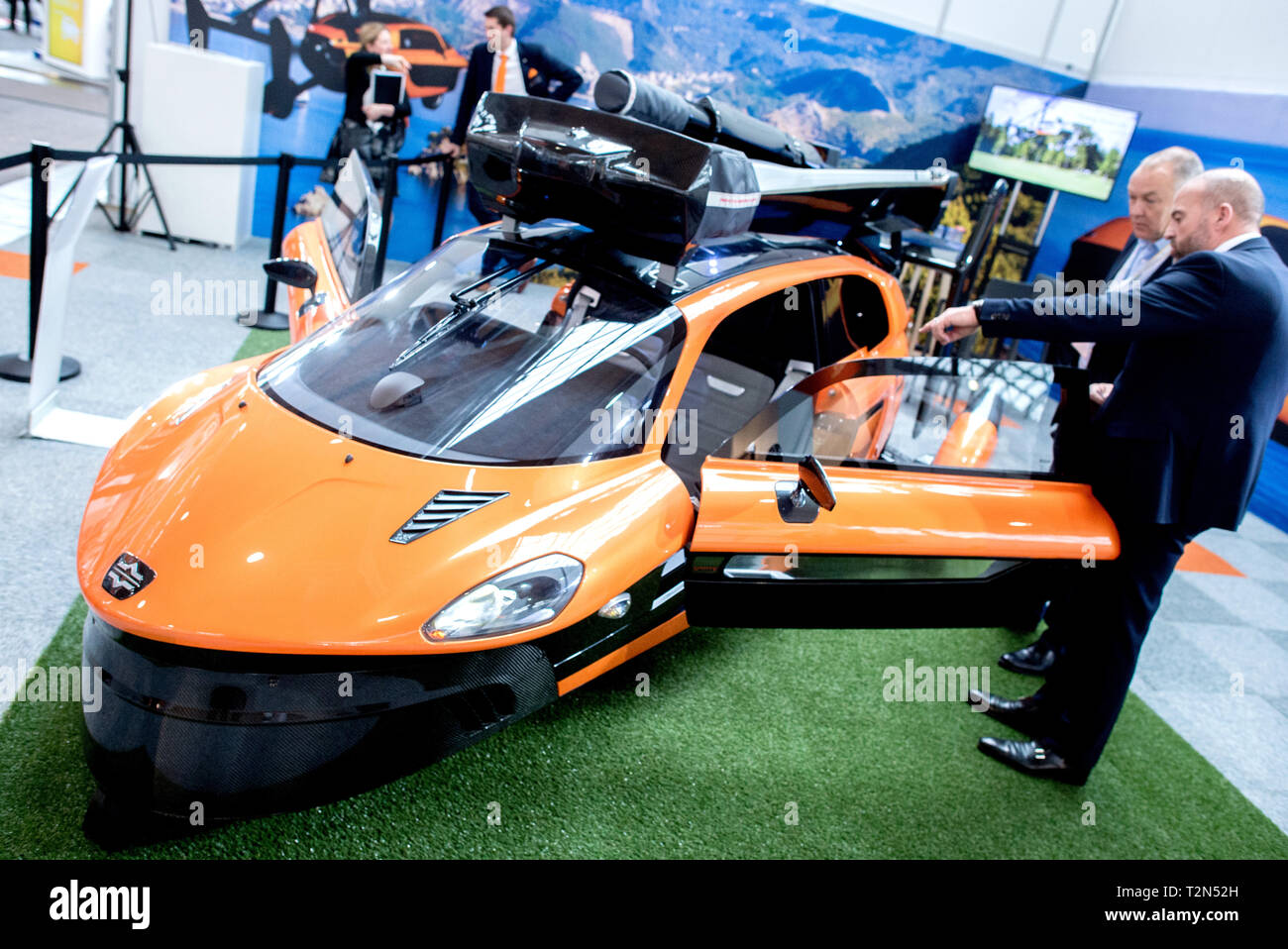 Hannover, Deutschland. 03 Apr, 2019. Der dreirädrige fliegendes Auto PAL-V steht an einem Stand auf der Hannover Messe. Das Konzept verbindet Carver's Neigetechnik für Straßenfahrzeuge mit den Flugeigenschaften eines gyrocopter. Vom 1. bis 5. April, auf der Hannover Messe alles rund um die Vernetzung, Lernen, Maschinen und dem Internet der Dinge. Credit: Hauke-Christian Dittrich/dpa/Alamy leben Nachrichten Stockfoto