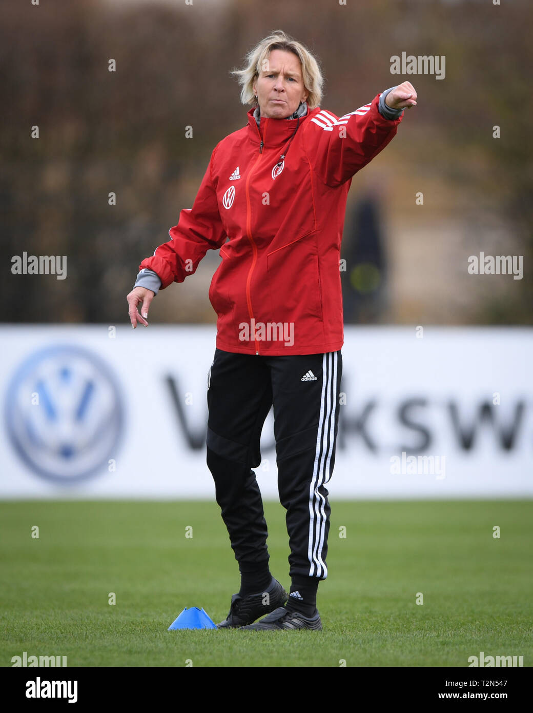 Trainer Martina Voss-Tecklenburg (Deutschland). GES/Fußball/Ausbildung der  auf nationaler Ebene die deutsche Fußball-Nationalmannschaft in  Harsewinkel, 03.04.2019 Fußball / Fussball: Training der Deutschen  Nationalmannschaft in Harsewinkel, April 3 ...