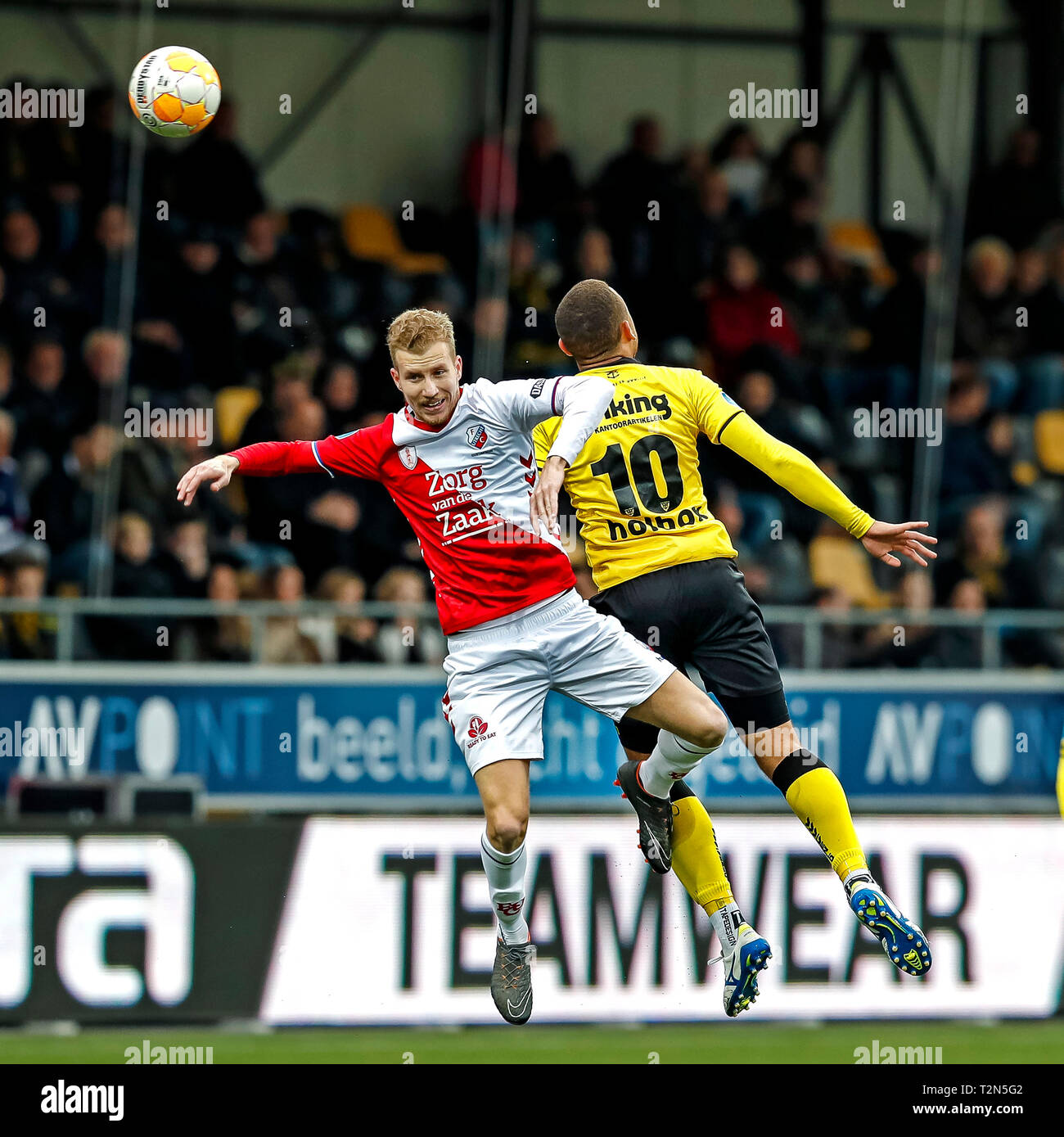 VENLO - 03-04-2019, Stadion De Koel, niederländischen Eredivisie Saison 2018/2019. Utrecht Spieler Simon Gustafson auf der Tribüne während des Spiels VVV-Utrecht (L) und VVV Mittelfeldspieler Johnatan Opoku (R) während des Spiels VVV-Utrecht.. Stockfoto