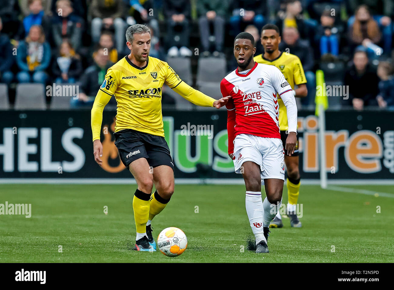 VENLO - 03-04-2019, Stadion De Koel, niederländischen Eredivisie Saison 2018/2019. VVV Spediteur Ralf Seuntjens (L) und Utrecht player Riechedly Bazoer (R) während des Spiels VVV-Utrecht. Stockfoto