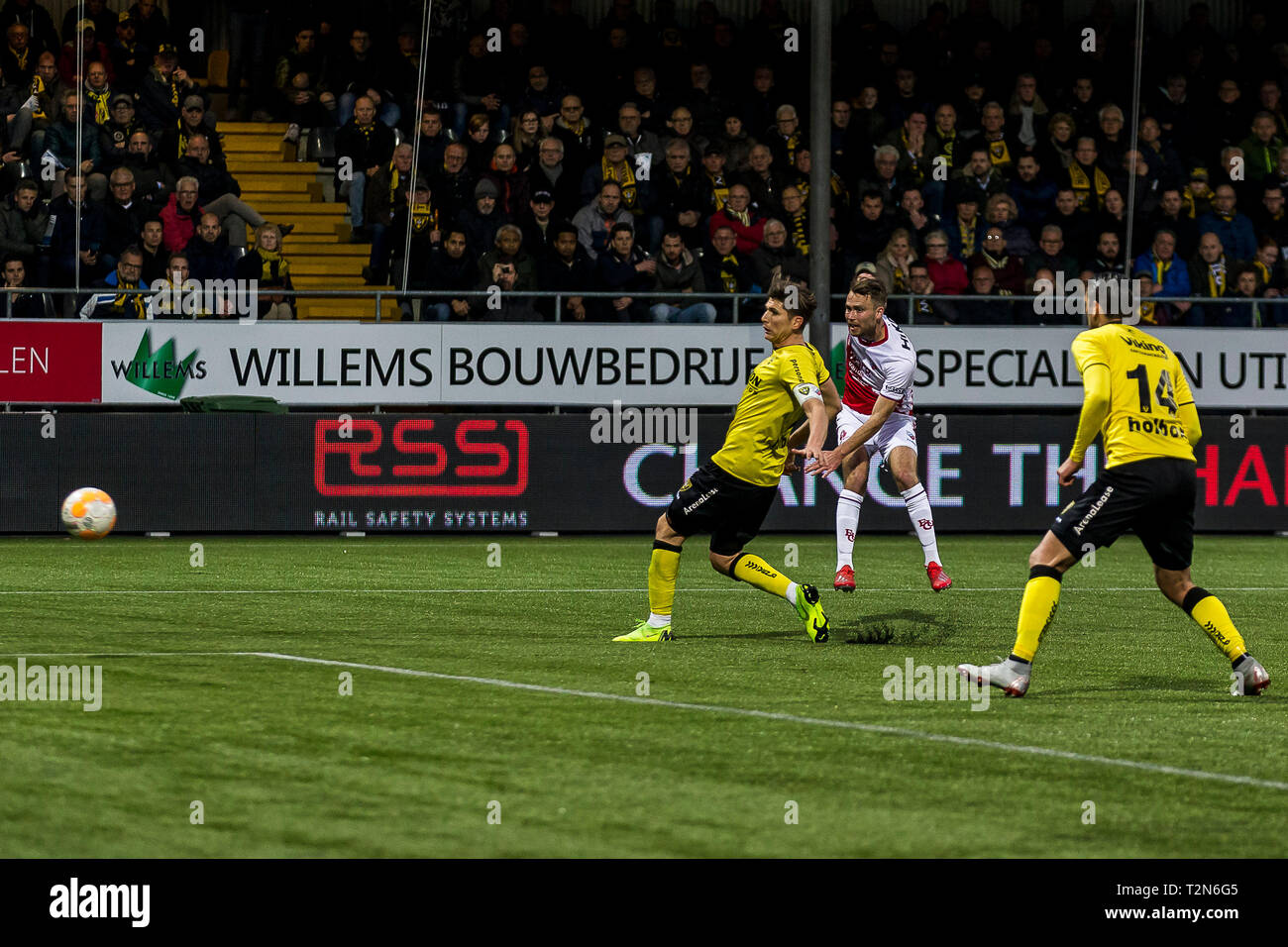VENLO - 03-04-2019, Covebo Stadion De Koel niederländische Fußball eredivisie Saison 2018 / 2019. FC Utrecht player Sander van de Streek Kerben die 2-5 während des Spiels VVV-Utrecht. Stockfoto