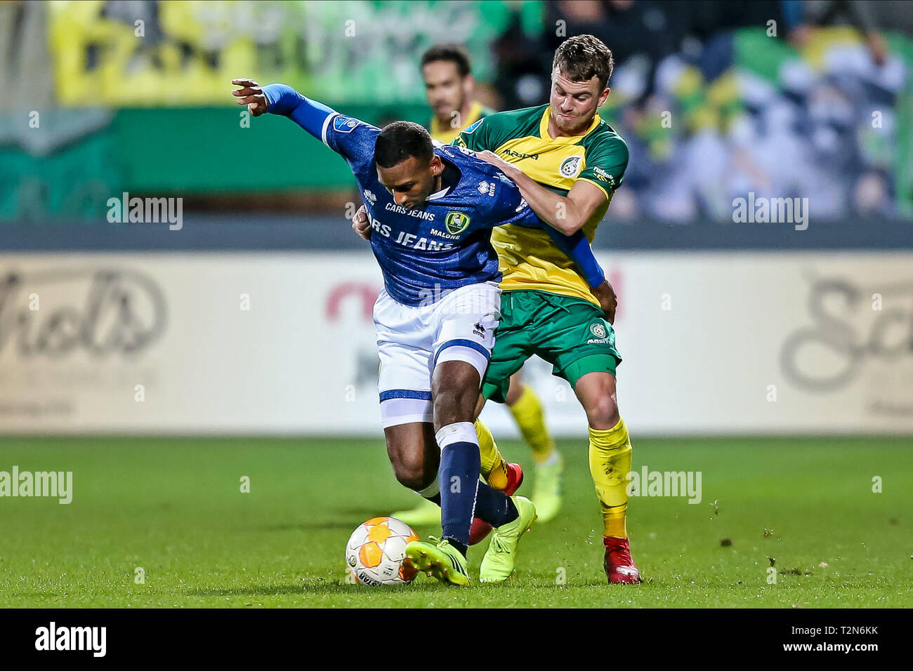 SITTARD - 03-04-2019, Fortuna Sittard Stadium, der niederländischen Eredivisie Saison 2018 / 2019. ADO Spieler Dion Malone (L) und Fortuna Sittard player Jorrit Smeets (R) während des Spiels Fortuna Sittard - ADO. Stockfoto