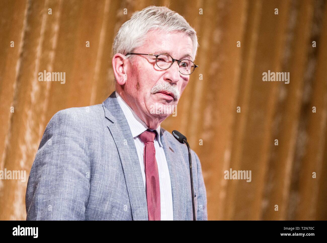 München, Bayern, Deutschland. 3 Apr, 2019. Umstrittenen Politiker und Buchautor Thilo Sarrazin ein Engagement sprechen in der Münchner Künstlerhaus auf ca. 100 Fans, groß von Rechtsextremen, Islamfeindlichkeit, Rechtsextremen und Neo nazi Kreise, mit einigen unter Verfassungsschutz beobachten, wie Michael Stuerzenberger. Sarrazin bei einer Diskussion in seinem Buch ''Die Fremde Uebernahme'' (''feindliche Übernahme''). Akkreditierter Journalist wurde auch durch Sicherheit gehalten und beleidigt wie '' aus der Antifa'', die dann in die Feindseligkeiten durch andere auf ihn hingeordnet geführt. Furthermor Stockfoto