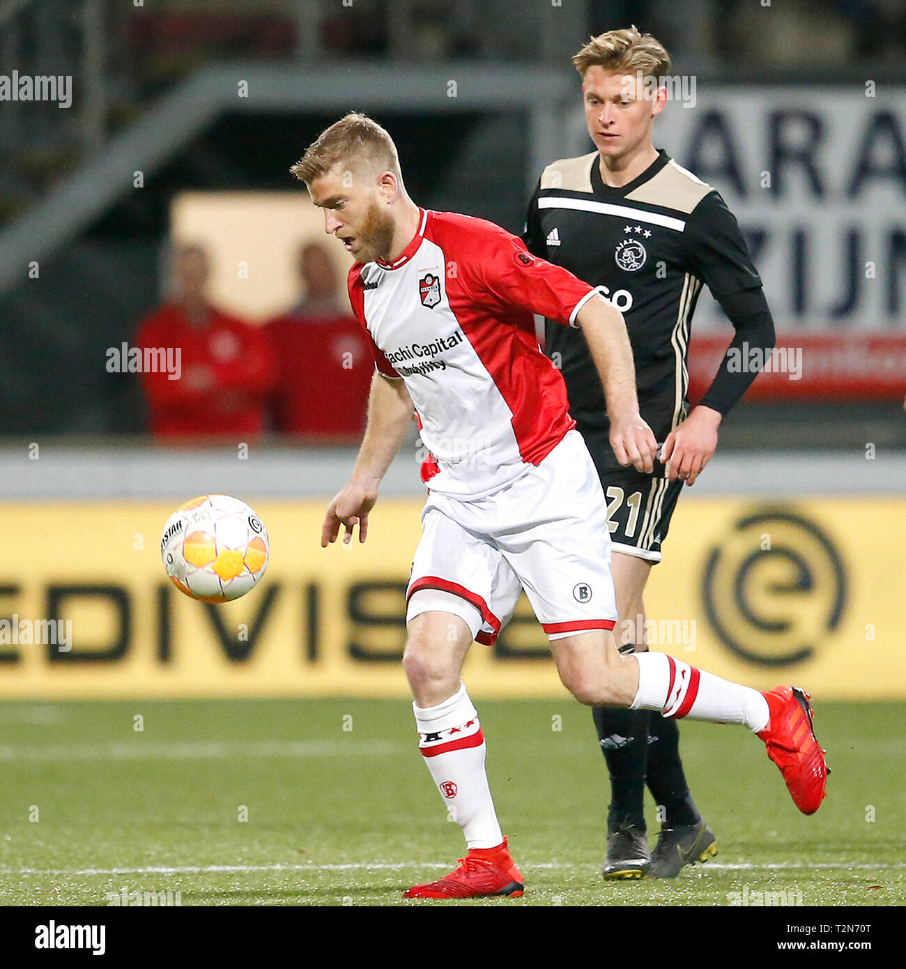 EMMEN, 03-04-2019, Oude Meerdijk Stadion, Saison 2018 / 2019, der niederländischen Eredivisie. Emmen Spieler Michael de Leeuw und Ajax-player Frenkie de Jong während des Spiels Emmen - Ajax. Stockfoto