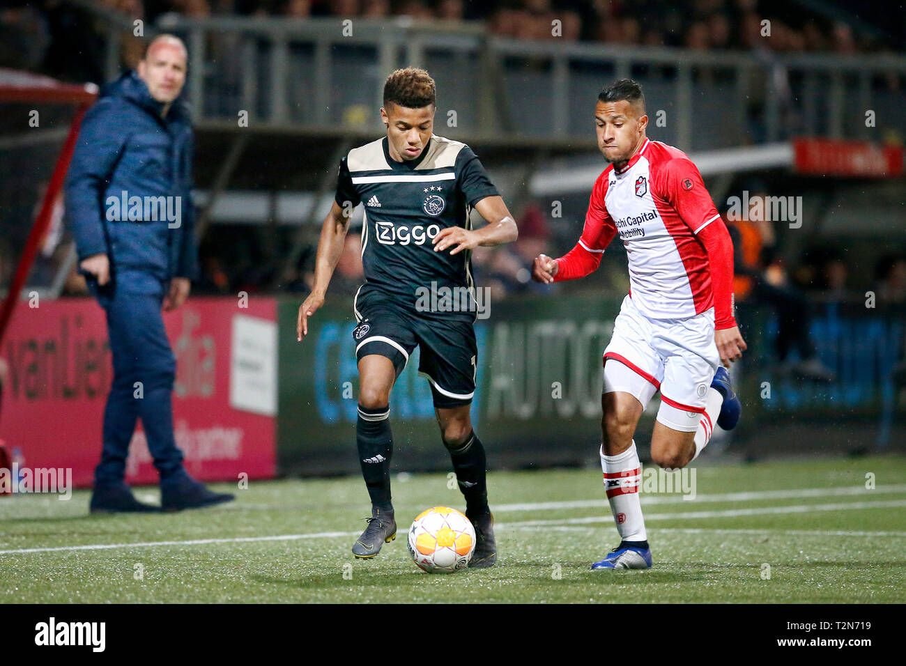 EMMEN, 03-04-2019, Oude Meerdijk Stadion, Saison 2018 / 2019, der niederländischen Eredivisie. Emmen player Luciano Slagveer und Ajax-Spieler David Neres während des Spiels Emmen - Ajax. Stockfoto