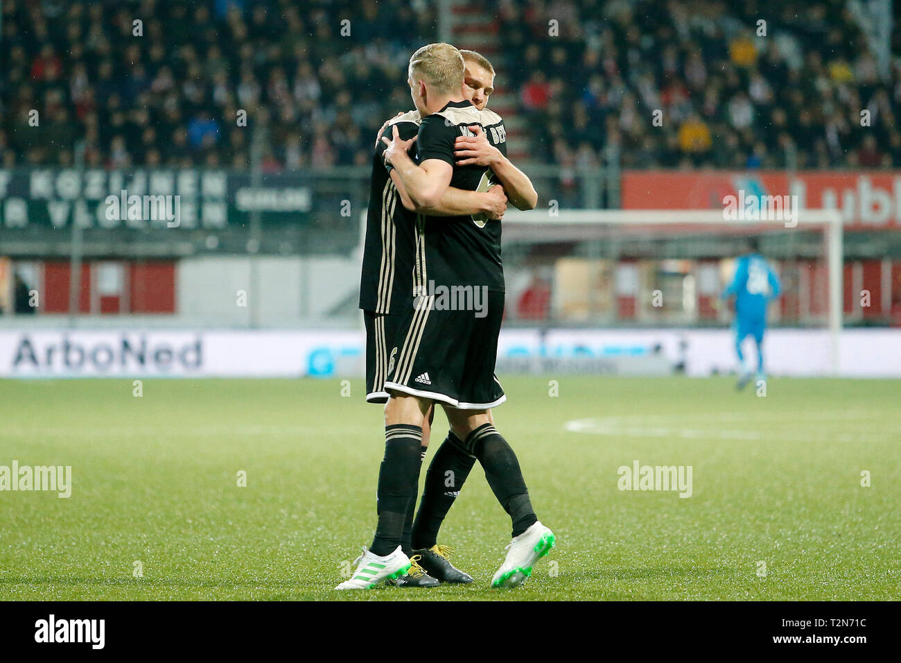 EMMEN, 03-04-2019, Oude Meerdijk Stadion, Saison 2018 / 2019, der niederländischen Eredivisie. Ajax-player Donny van de Beek Kerben 0-1 und feiert mit Rasmus Kristensen während des Spiels Emmen - Ajax. Stockfoto