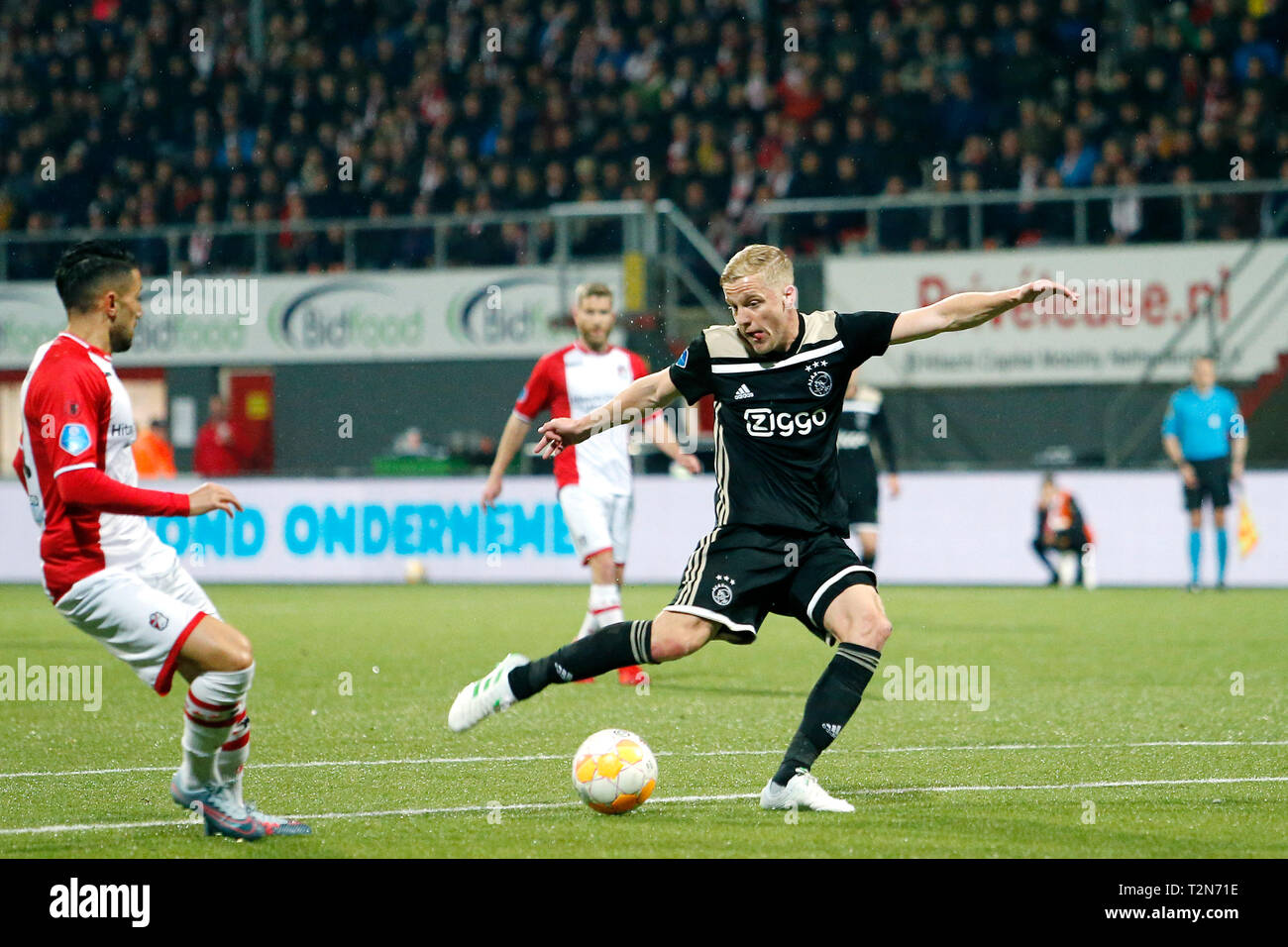EMMEN, 03-04-2019, Oude Meerdijk Stadion, Saison 2018 / 2019, der niederländischen Eredivisie. Ajax-player Donny van de Beek Kerben 0-1 während des Spiels Emmen - Ajax. Stockfoto