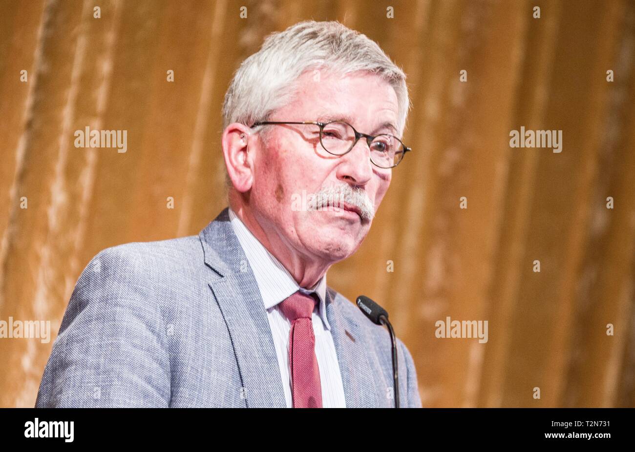 München, Bayern, Deutschland. 3 Apr, 2019. Umstrittenen Politiker und Buchautor Thilo Sarrazin ein Engagement sprechen in der Münchner Künstlerhaus auf ca. 100 Fans, groß von Rechtsextremen, Islamfeindlichkeit, Rechtsextremen und Neo nazi Kreise, mit einigen unter Verfassungsschutz beobachten, wie Michael Stuerzenberger. Sarrazin bei einer Diskussion in seinem Buch ''Die Fremde Uebernahme'' (''feindliche Übernahme''). Akkreditierter Journalist wurde auch durch Sicherheit gehalten und beleidigt wie '' aus der Antifa'', die dann in die Feindseligkeiten durch andere auf ihn hingeordnet geführt. Furthermor Stockfoto