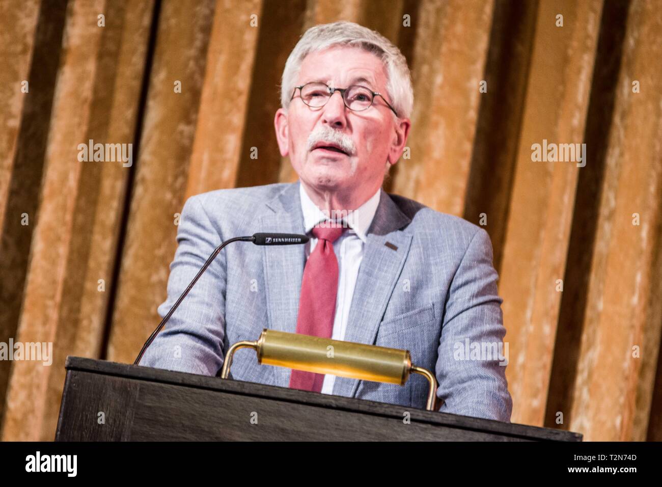 München, Bayern, Deutschland. 3 Apr, 2019. Umstrittenen Politiker und Buchautor Thilo Sarrazin ein Engagement sprechen in der Münchner Künstlerhaus auf ca. 100 Fans, groß von Rechtsextremen, Islamfeindlichkeit, Rechtsextremen und Neo nazi Kreise, mit einigen unter Verfassungsschutz beobachten, wie Michael Stuerzenberger. Sarrazin bei einer Diskussion in seinem Buch ''Die Fremde Uebernahme'' (''feindliche Übernahme''). Akkreditierter Journalist wurde auch durch Sicherheit gehalten und beleidigt wie '' aus der Antifa'', die dann in die Feindseligkeiten durch andere auf ihn hingeordnet geführt. Furthermor Stockfoto