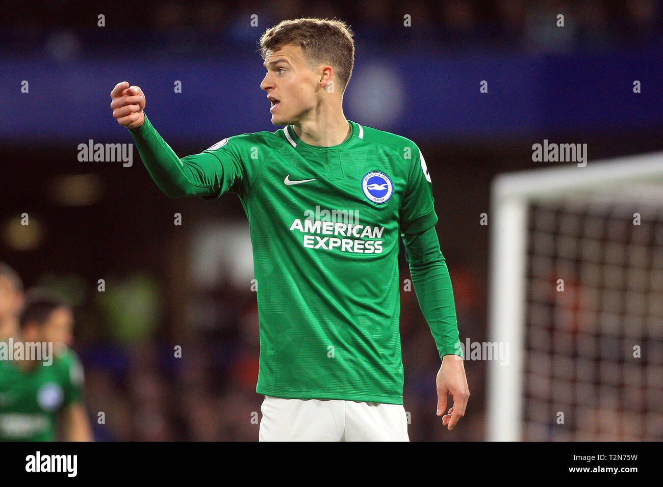 London, Großbritannien. 3 Apr, 2019. Solly März von Brighton & Hove Albion an schaut. Premier League match, Chelsea v Brighton & Hove Albion an der Stamford Bridge in London am Mittwoch, den 3. April 2019. Dieses Bild dürfen nur für redaktionelle Zwecke verwendet werden. Nur die redaktionelle Nutzung, eine Lizenz für die gewerbliche Nutzung erforderlich. Keine Verwendung in Wetten, Spiele oder einer einzelnen Verein/Liga/player Publikationen. pic von Steffan Bowen/Credit: Andrew Orchard sport Fotografie/Alamy leben Nachrichten Stockfoto