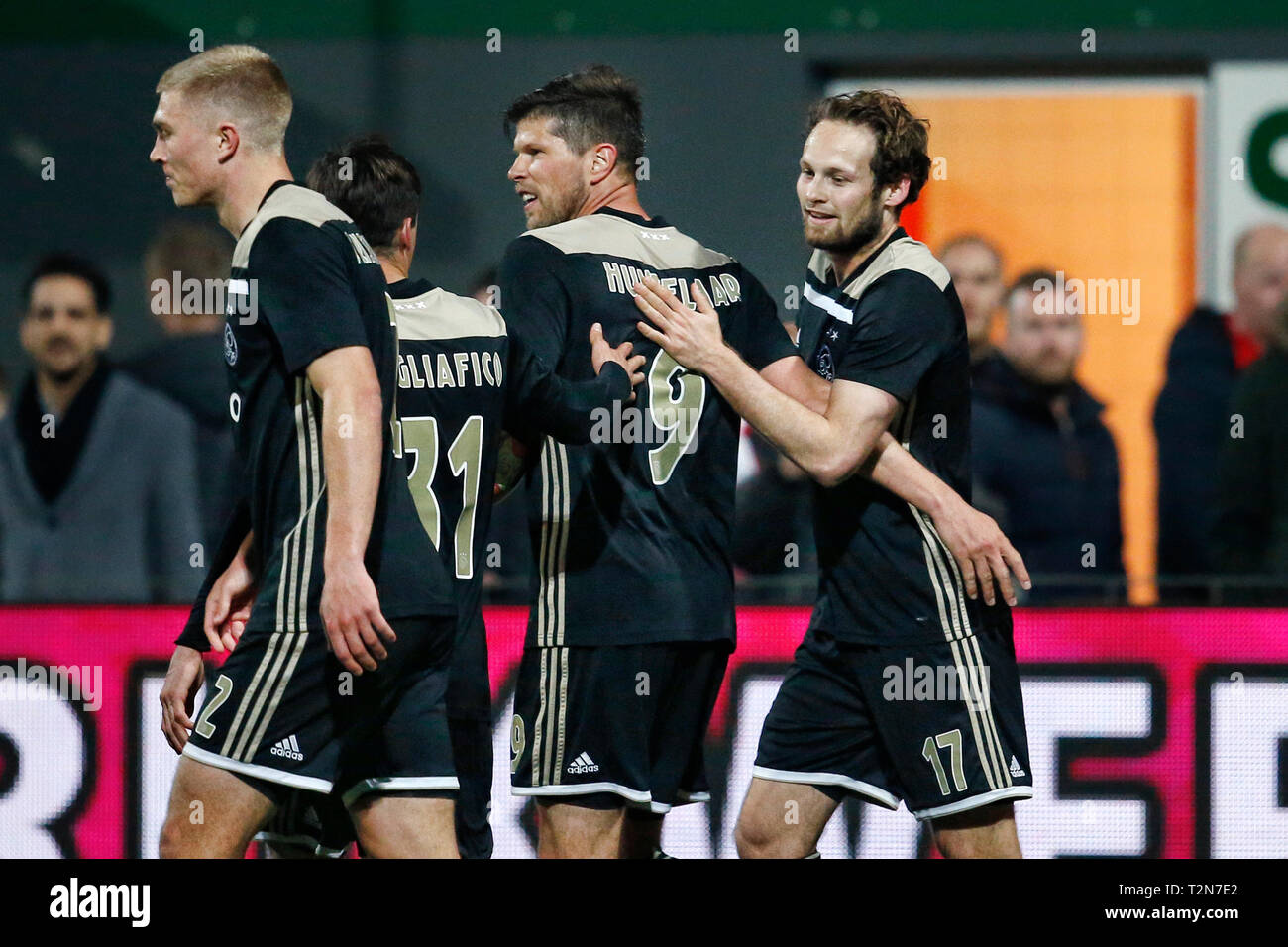 EMMEN, 03-04-2019, Oude Meerdijk Stadion, Saison 2018 / 2019, der niederländischen Eredivisie. Daley Blind Kerben 0-2 und feiert mit Ajax-player Rasmus Kristensen und Klaas Jan Huntelaar von Ajax Spieler während des Spiels Emmen - Ajax. Stockfoto