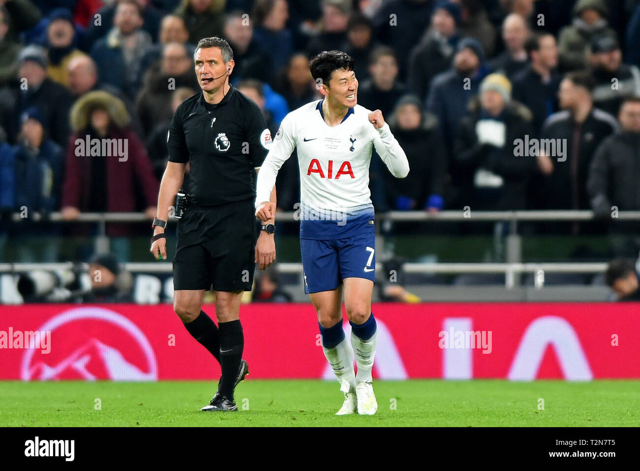 London, Großbritannien. 3 Apr, 2019. Tottenham vorwärts Heung-Min Sohn feiert das erste Ziel im neuen Stadion während der Premier League Match zwischen den Tottenham Hotspur und Crystal Palace an der Tottenham Hotspur Stadion, London am Mittwoch, den 3. April 2019. Nur für den redaktionellen Gebrauch bestimmt. Keine Verwendung in Wetten, Spiele oder einer einzelnen Verein/Liga/player Publikationen. Foto darf nur für Zeitung und/oder Zeitschrift redaktionelle Zwecke verwendet werden. Credit: MI Nachrichten & Sport/Alamy leben Nachrichten Stockfoto