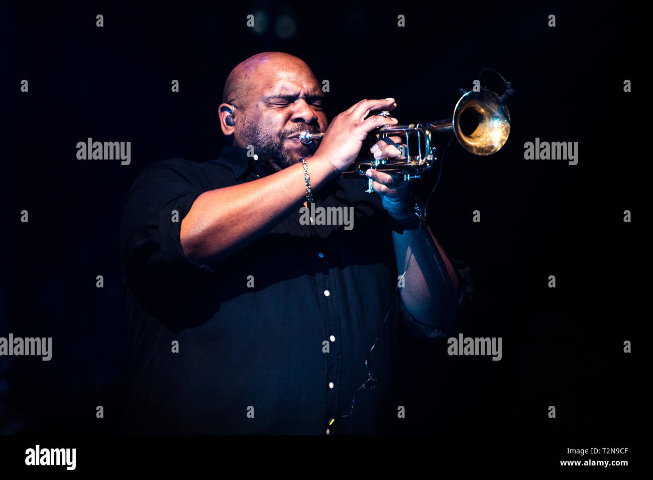 Mailand, Italien. 03 Apr, 2019. Rashawn Ross, Trompeter des amerikanischen Band Dave Matthews Band, die live auf der Bühne in Mailand, auf dem Forum von Assago, für die European Tour der Band. Credit: Alessandro Bosio Credit: Alessandro Bosio/Alamy leben Nachrichten Stockfoto