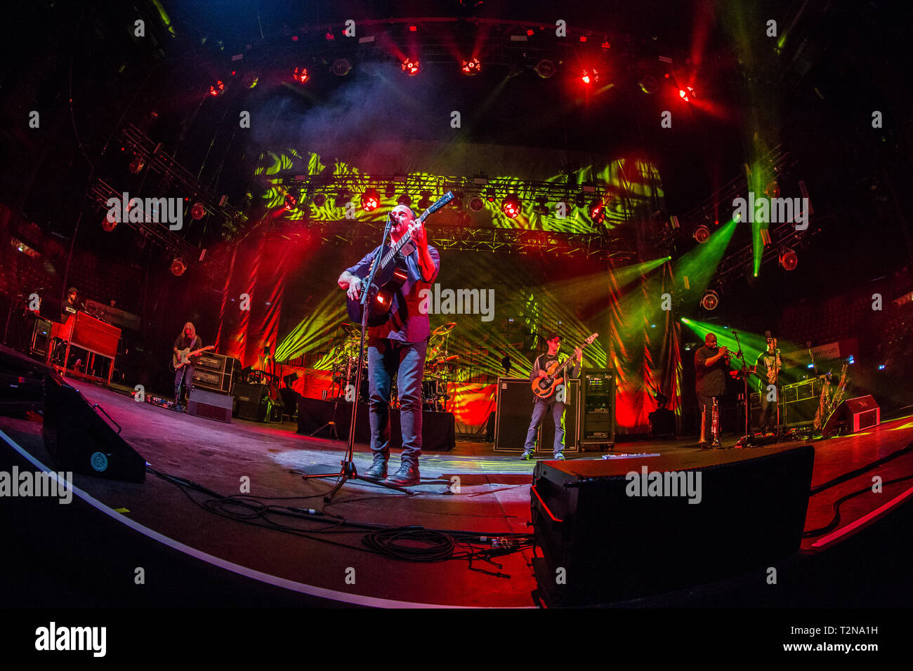 Mailand, Italien. 03 Apr, 2019. Die Dave Matthews Band auch durch die Abkürzung DMB führt live auf der Bühne des Mediolanum Forum während des "Kommen sie morgen Europa Tour 2019 "Credit: Rodolfo Sassano/Alamy Leben Nachrichten bekannt Stockfoto