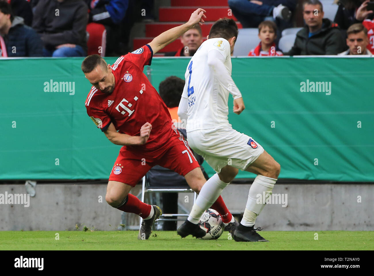 München, Deutschland. 3 Apr, 2019. Bayern München Franck Ribery (L) Mias mit Heidenheim Marnon Busch während der Deutschen-Viertelfinale zwischen dem FC Bayern München und den 1.FC Heidenheim 1846 in München, Deutschland, am 3. April 2019. Bayern München gewann 5-4 und erweiterte in die Halbfinale. Credit: Philippe Ruiz/Xinhua/Alamy leben Nachrichten Stockfoto