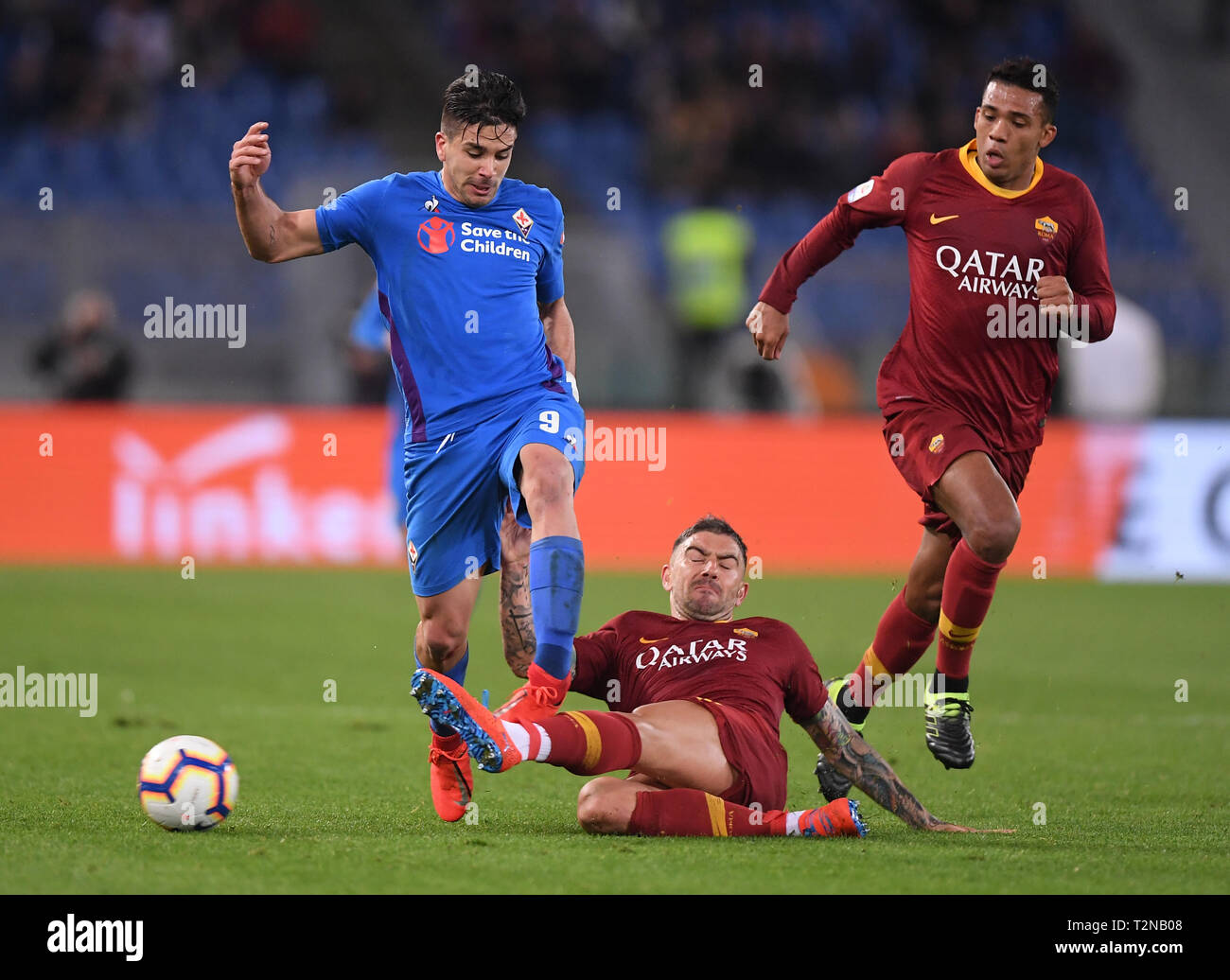 Rom, Italien. 3 Apr, 2019. Roma's Aleksandar Kolarov (C) Mias mit der Fiorentina Giovanni Simeone während einer italienischen Serie ein Fußballspiel zwischen Roma und Fiorentina in Rom, Italien, 3. April 2019. Credit: Alberto Lingria/Xinhua/Alamy leben Nachrichten Stockfoto