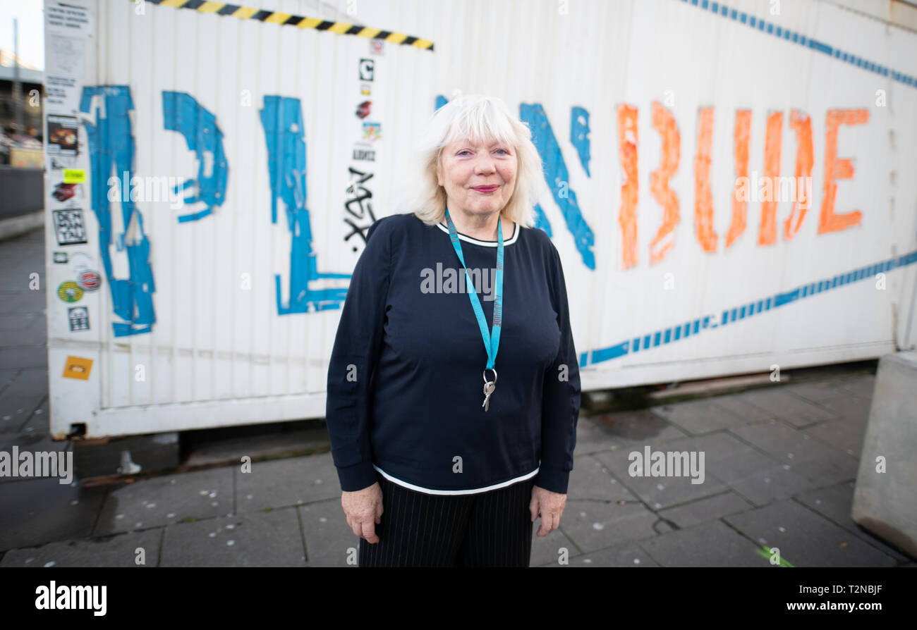 11. Dezember 2018, Hamburg: Margit Czenki aus dem 'Planbude' steht vor dem Büro Container der Planungsbüro. Die 'Planbude" wurde im Jahr 2014 gegründet, um Ideen für neue Projekte entwickeln und auf dem Gelände der ehemaligen Esso Häuser auf Spielbudenplatz organisieren. Ein neuer Gebäudekomplex ist auf der Hamburger Reeperbahn unter Berücksichtigung der Interessen der Bewohner des Stadtteils aufgebaut werden. Einem städtebaulichen Vertrag bietet die Aussicht auf eine Menge von öffentlich geförderten Wohnraum. Aber niemand scheint wirklich zu wollen, um ihn zu bauen. (Dpa' Problem kind Paloma Viertel - schwierige Suche Stockfoto