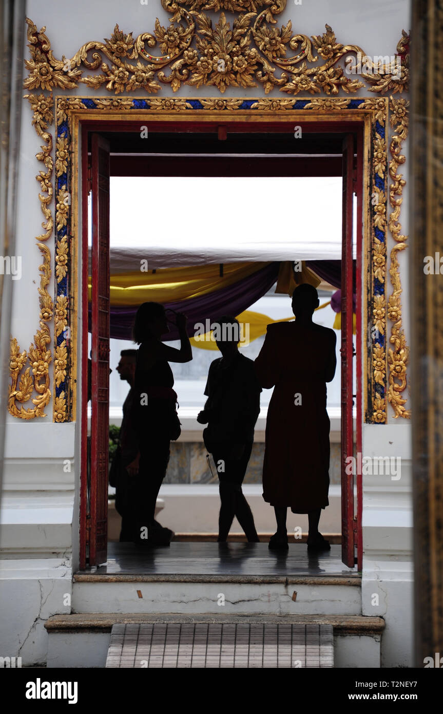 Buddhistische Mönche im Wat Pho Tempel durch eine Tür Stockfoto