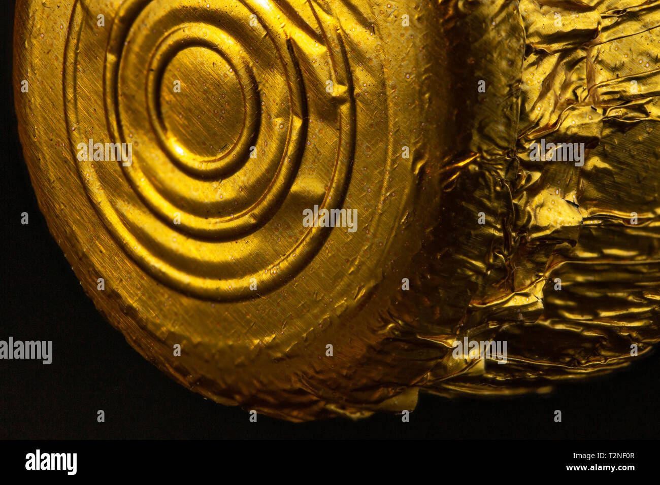 Golden Bier cap bis detail schließen Hintergrund auf Schwarz Stockfoto