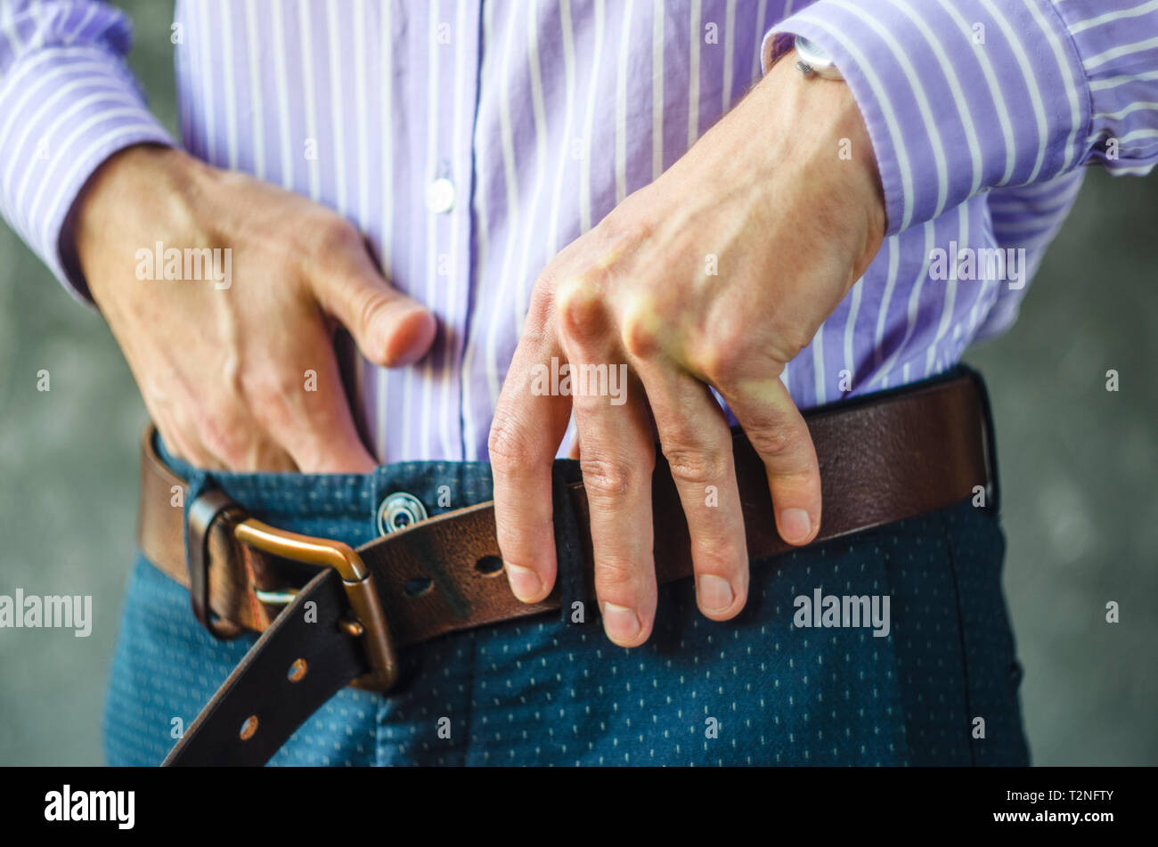 An der hose greifen Fotos und Bildmaterial in hoher Auflösung Alamy