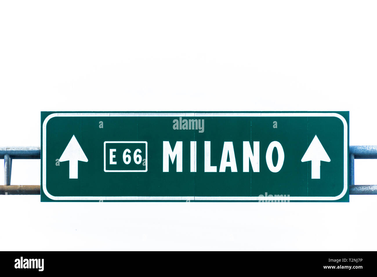 Grüne Hinweisschild nach Mailand isoliert auf Weiss. Stockfoto