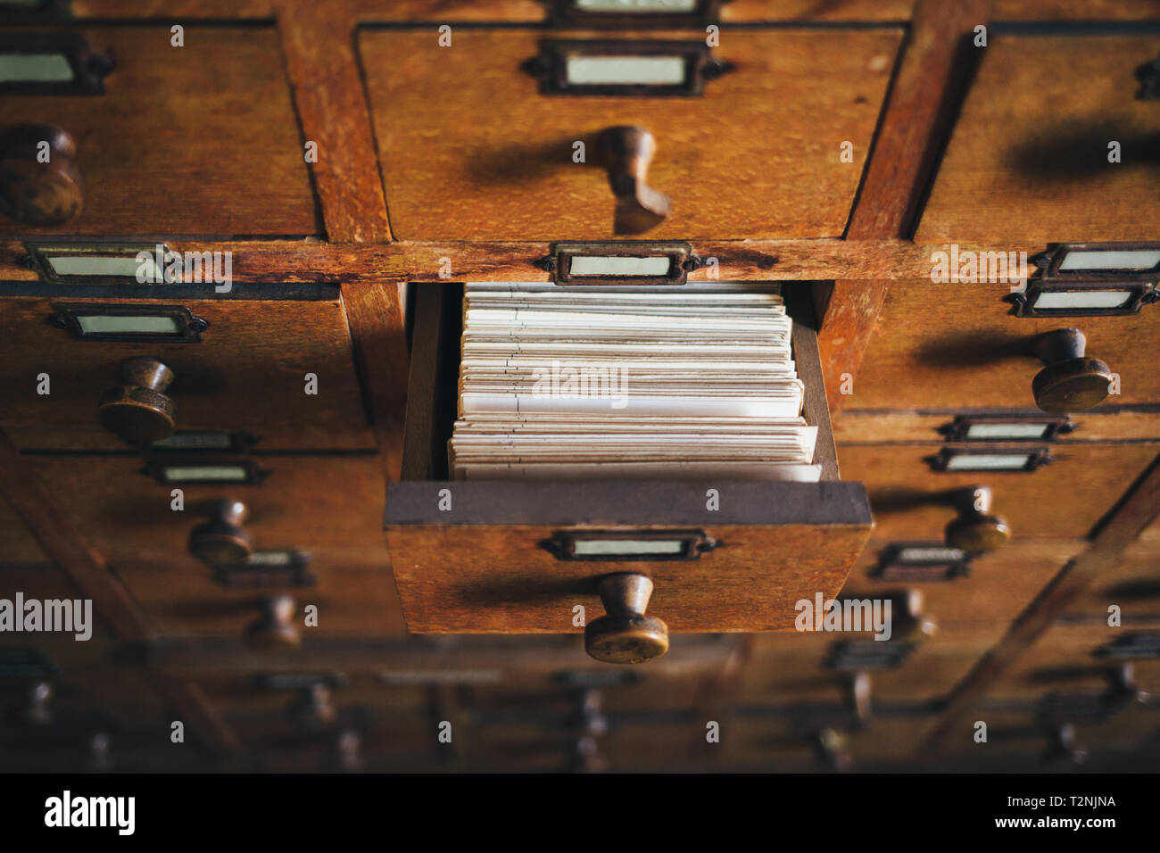 Öffnen Sie die Datei "index Schublade. Vintage Datei Katalog box  Stockfotografie - Alamy