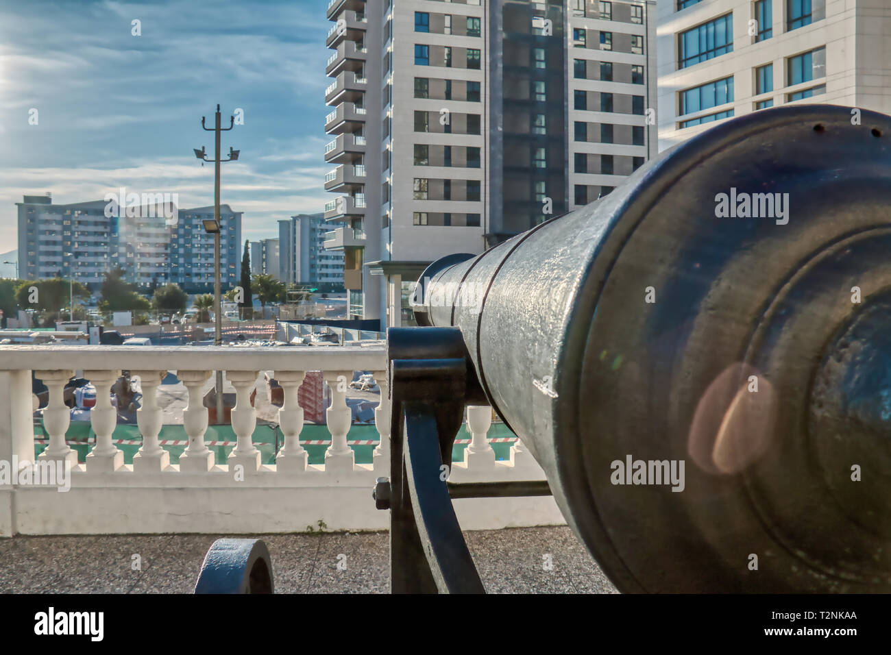 Gibraltar Straße mit alten Kanonen geschmückt Stockfoto