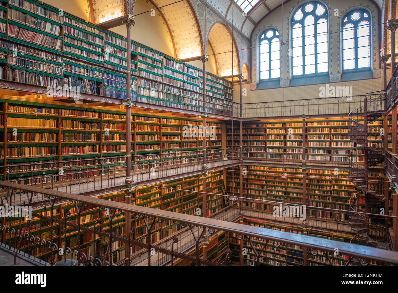 Bücher sind gestapelt hoch in das Rijksmuseum Forschung Bibliothek die größte öffentliche Kunst Geschichte Forschung Bibliothek in den Niederlanden. Amsterdam, Niederlande Stockfoto