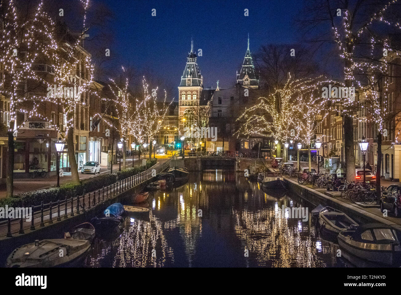 Schöne beleuchtete Bäume säumen die Gracht in Amsterdam das "Venedig des Nordens", die sich auf eine niederländische Geschichte museum Rijksmuseum in Amsterdam, Net führt Stockfoto