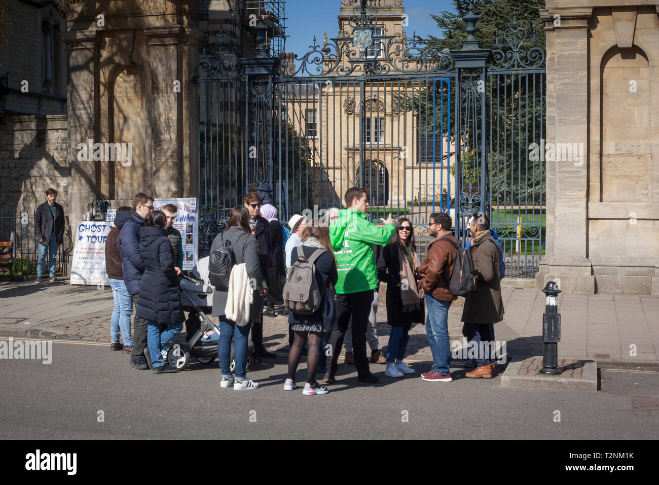 Ein Reiseleiter Adressen eine Gruppe von Touristen außerhalb Balliol College, Oxford Stockfoto