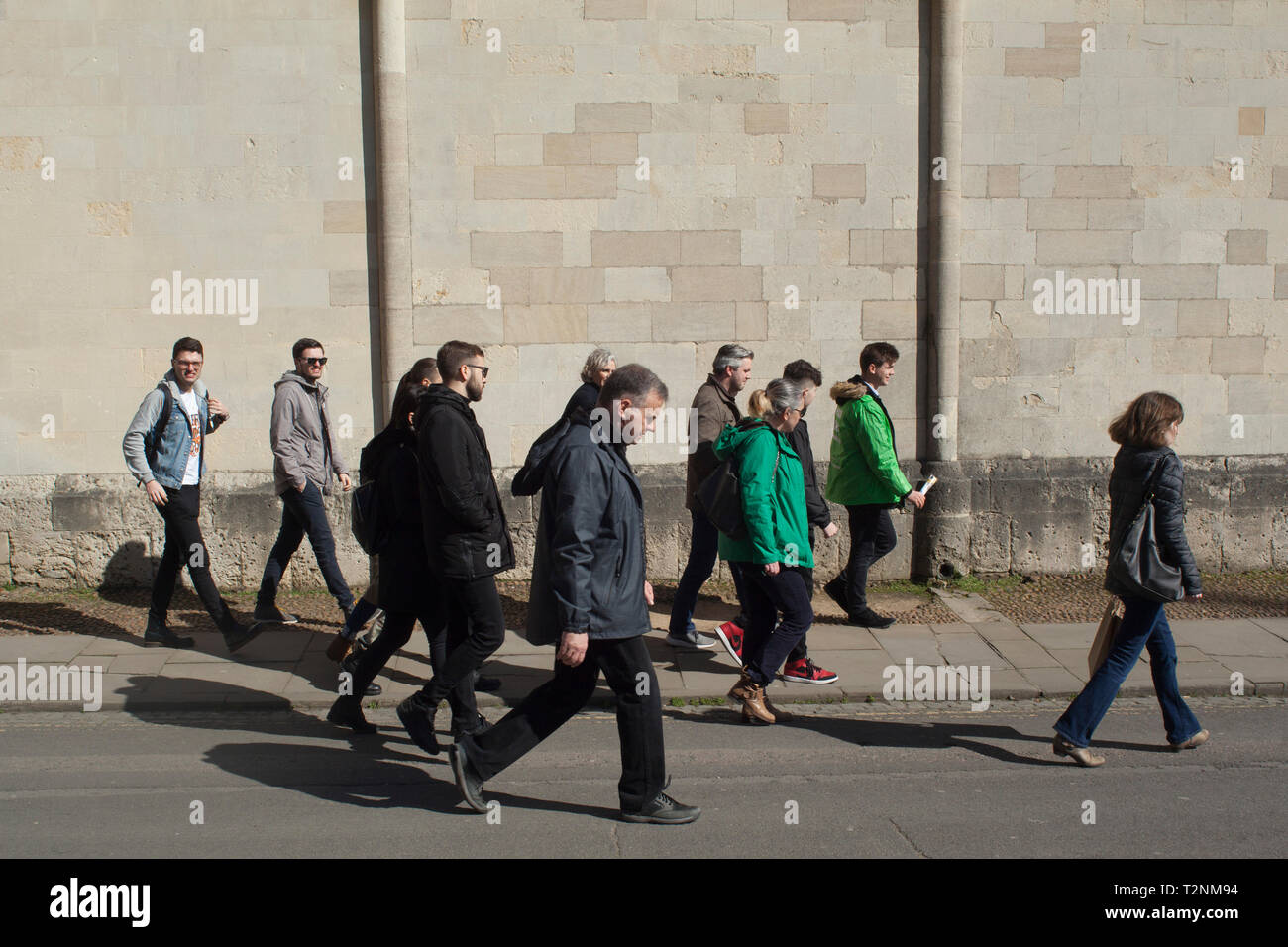 Eine Führung und eine Gruppe von Touristen gehen Sie catte Street, Oxford Stockfoto