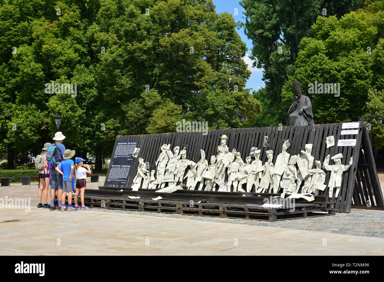 "Die letzte Straße "Outdoor Ausstellung von Bogusław Lustyk in Warschau, ein Tribut an Janusz Korczak und seine Kinder in Warschau, Polen Stockfoto