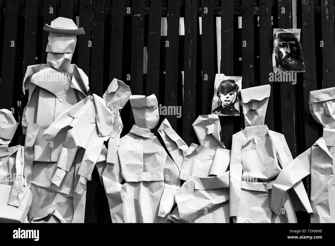 "Die letzte Straße "Outdoor Ausstellung von Bogusław Lustyk in Warschau, ein Tribut an Janusz Korczak und seine Kinder in Warschau, Polen Stockfoto