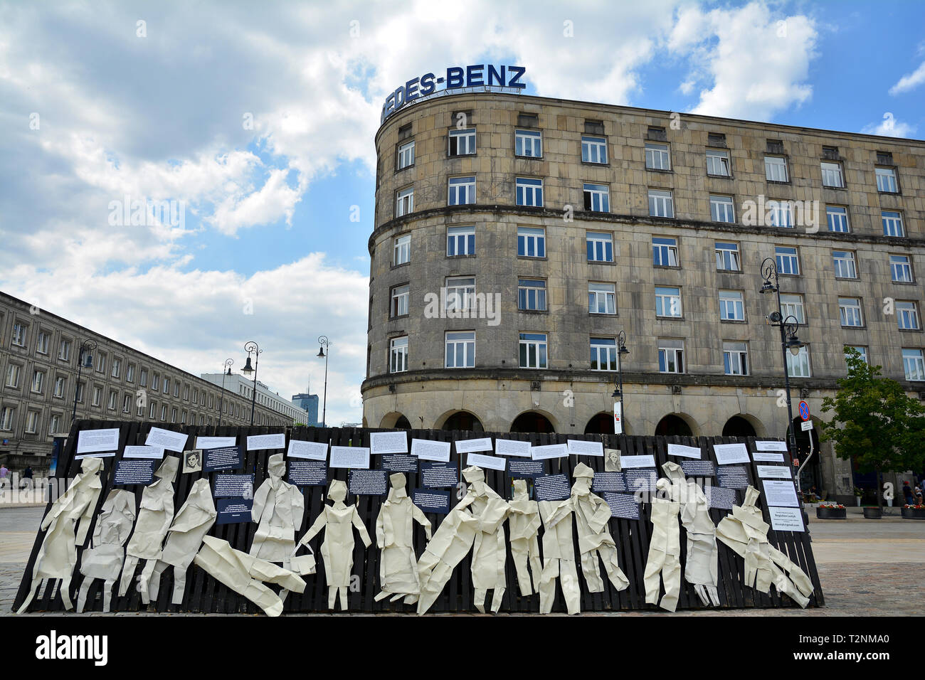 "Die letzte Straße "Outdoor Ausstellung von Bogusław Lustyk in Warschau, ein Tribut an Janusz Korczak und seine Kinder in Warschau, Polen Stockfoto
