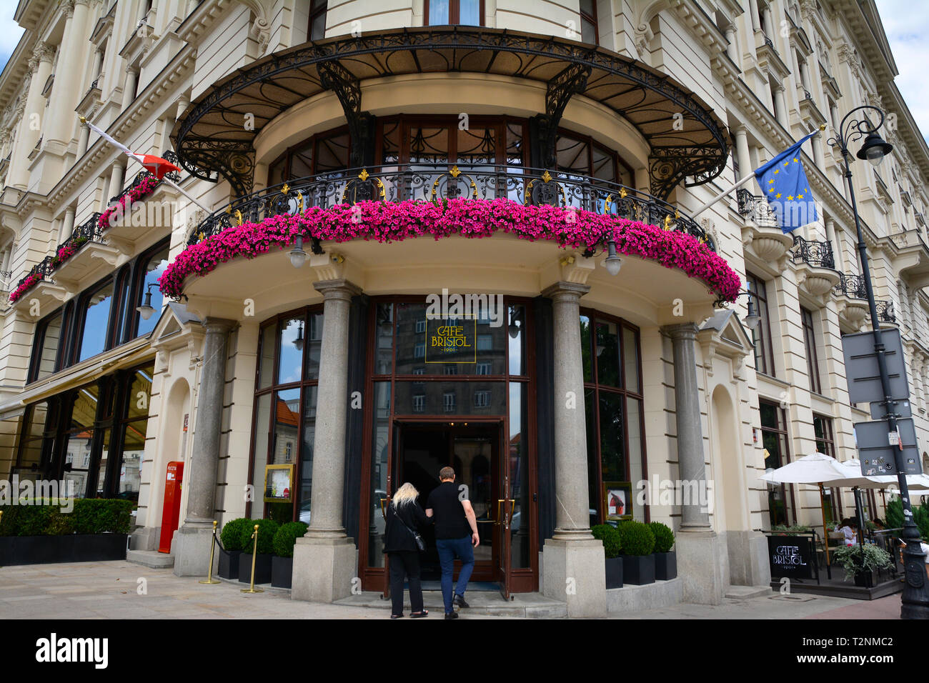 Warschau, Polen - 29. Juni 2018. Historisches Hotel Bristol Fassade auf Krakowskie Przedmiescie Straße in Warschau, Polen Stockfoto