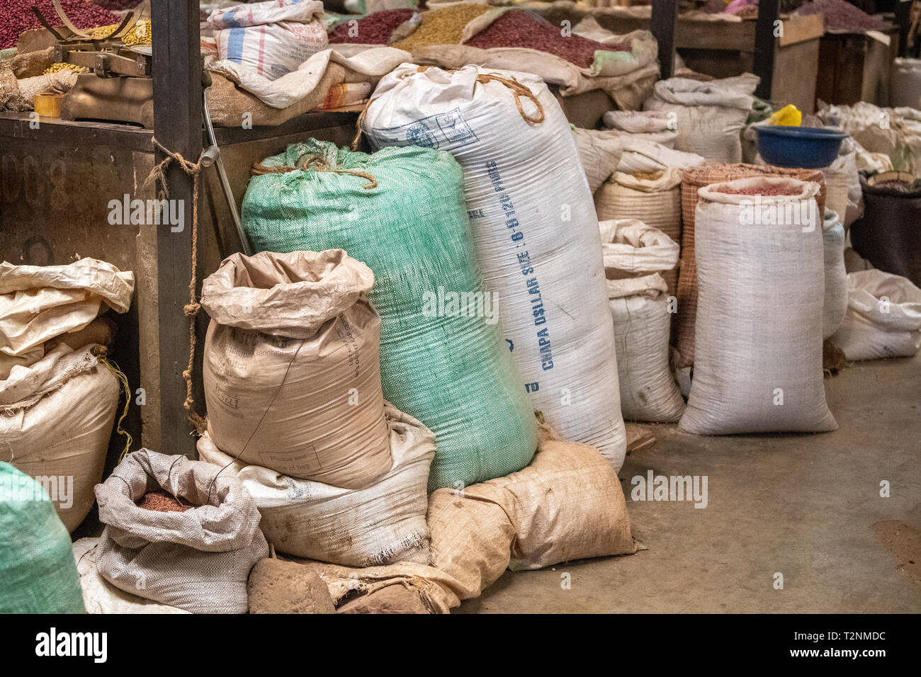 Getrocknete Bohnen zum Verkauf Kimironko Markt, Kigali, Ruanda Stockfoto